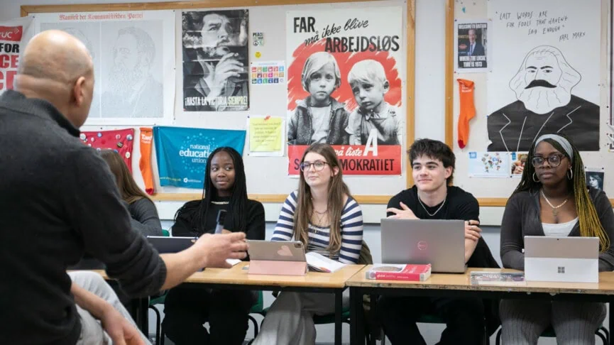 Meir talking to politics students in the cassroom
