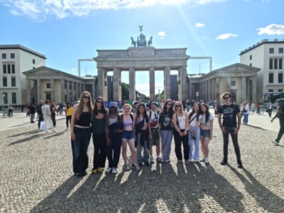 A group of students in front of the Brandenburg Gate Berlin