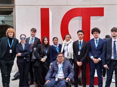 A group of MOdel United Nations Students outside the LSE