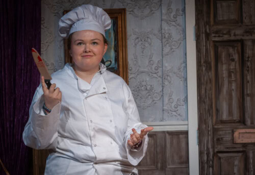 actor dressed as a chef with a knife in cluedo