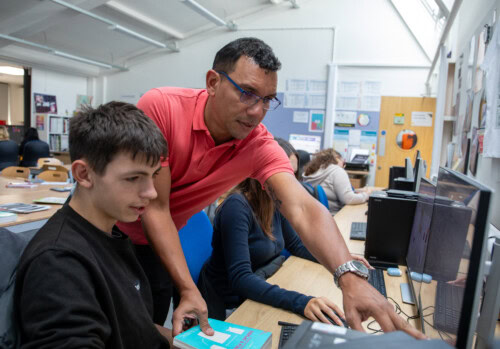 Jose instructing some students in the graphics classroom