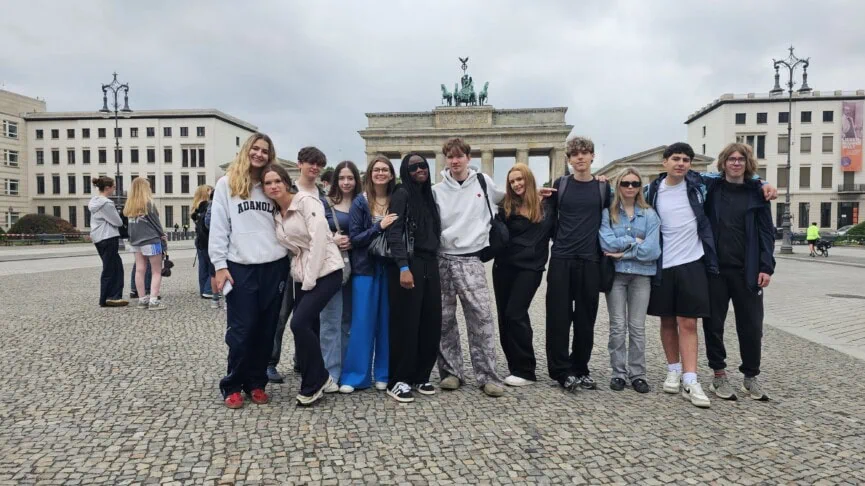 students at the brandenburg gate berlin