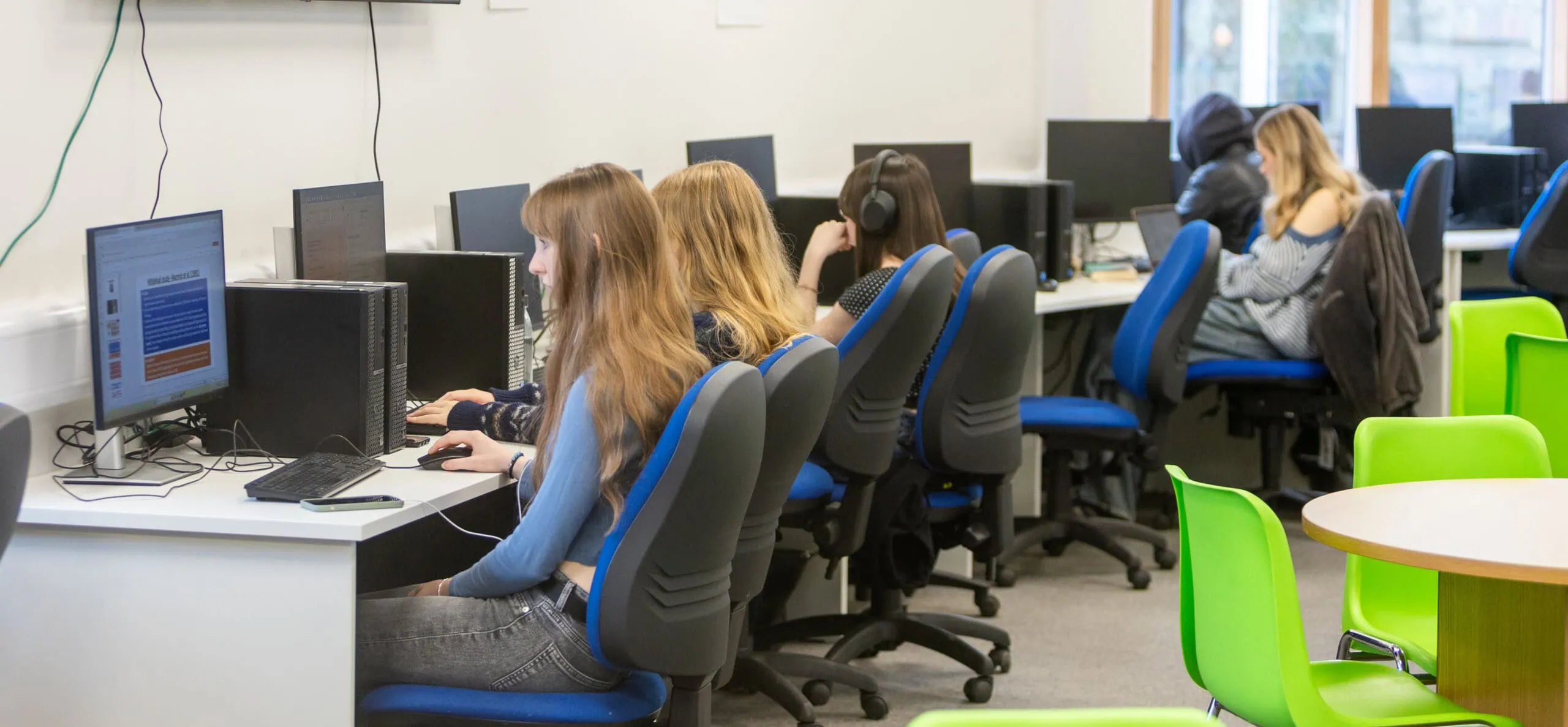 Students at the computers in the ALN centre
